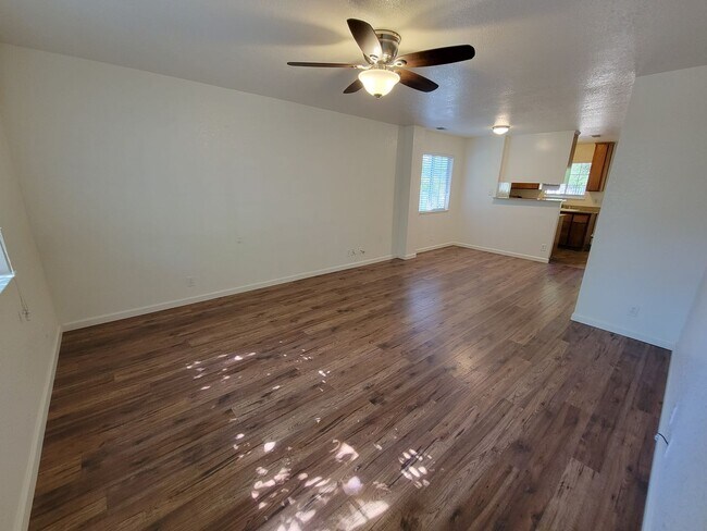 Foto del edificio - Two Story 3 Bedroom 2 Bath Condo in Chico for Rent!