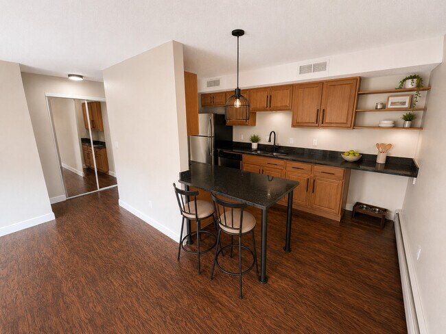 Apartamento de 2 habitaciones y 2 baños con aire acondicionado central. - Central Village Apartments