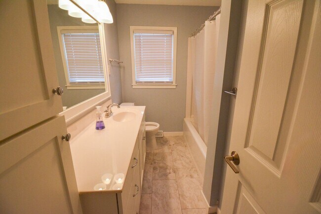 Foto del edificio - 3 bed 1 bath Available For Rent Near Histo...
