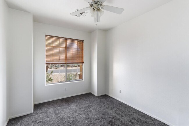 Foto del edificio - 45099 W Desert Cedars Ln