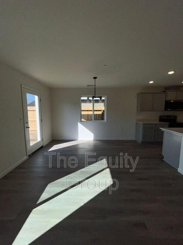 Foto del edificio - 7039 W Wren Ave