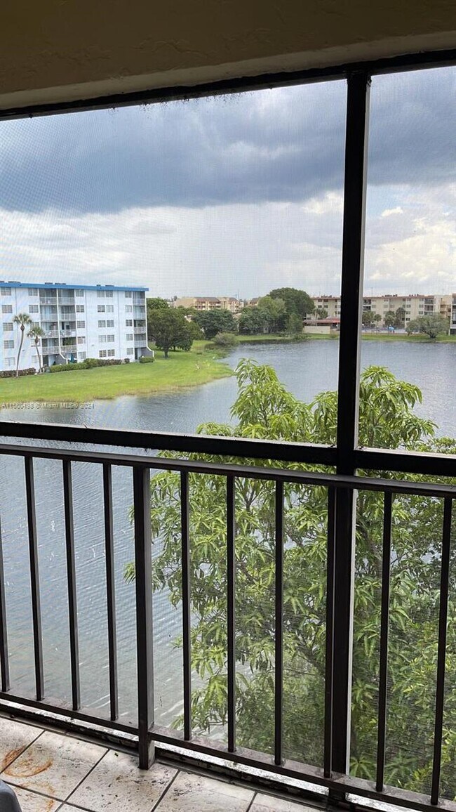 Foto del edificio - 8775 Park Blvd