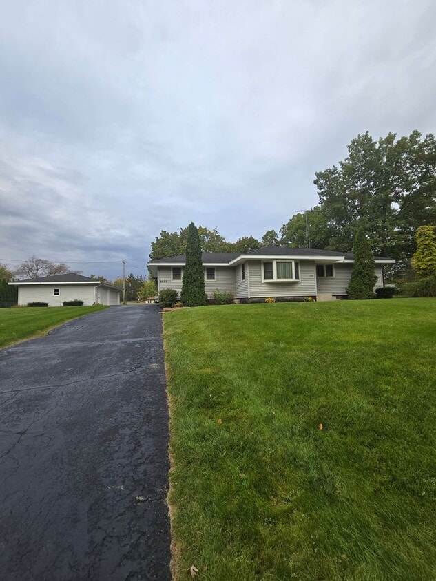 Foto principal - Recently renovated 3 bedroom ranch!