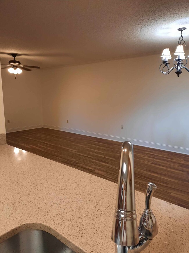 Building Photo - 832 S Clearview Pky
