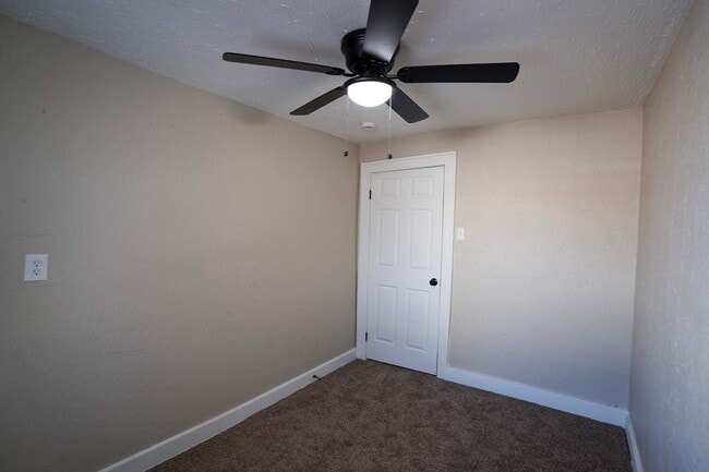 Foto del edificio - This beautifully updated 5-bedroom, 1-bath single-family home is ready for move-in!