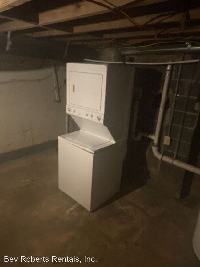 Building Photo - 2 br, 1 bath House - 708 West Roanoke Park...