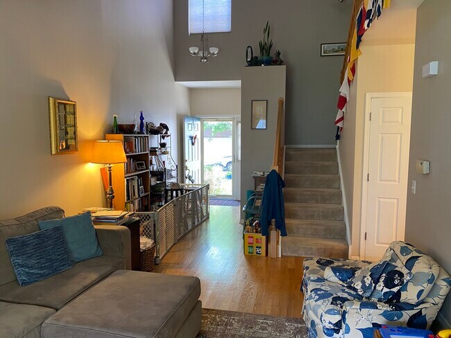 Foto del edificio - 2221 Stoughton Dr