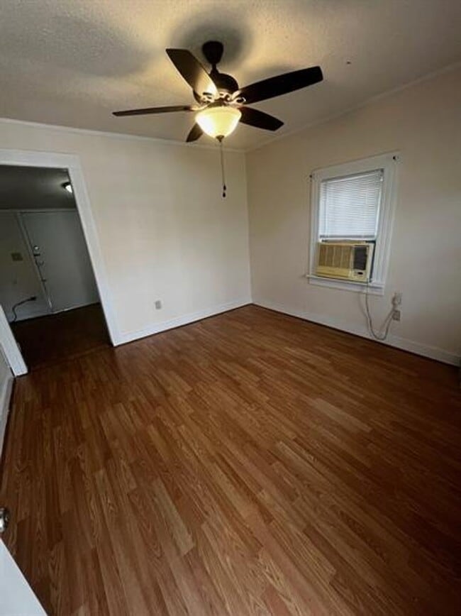 Building Photo - Charming 1 Bed, 1 Bath Home!