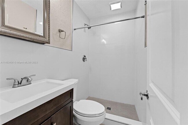 Foto del edificio - 157 Curtiss Pkwy