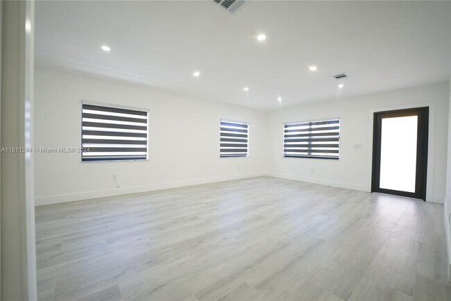 Foto del edificio - 1022 E 18th St