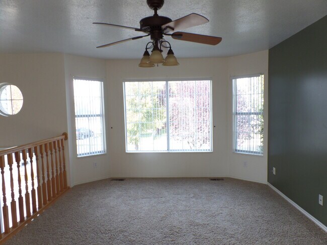 Building Photo - 4 Bed 2 Bath Home for Rent in Roy