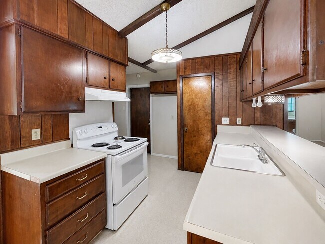 Building Photo - Spacious single-story rental offering 3 bedrooms, 2 full baths and approximately 1,405 square fee...