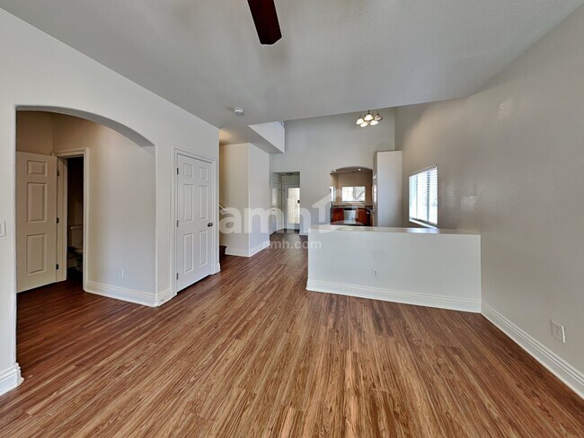 Foto del edificio - 8825 Moonwood Ct