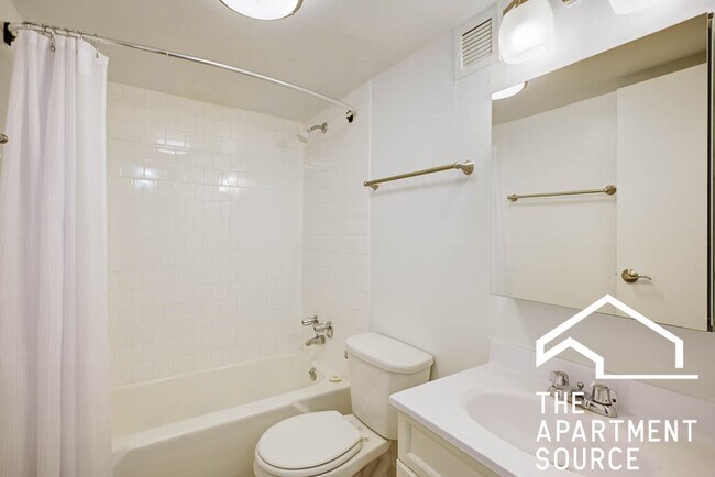 Building Photo - 441 W Oakdale Ave