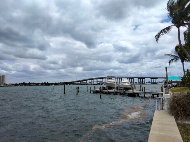 Building Photo - 360 Wilma Cir