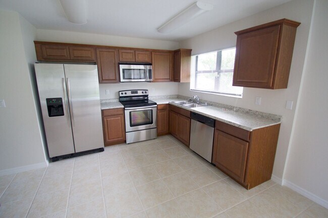 Foto del edificio - Waterfront 3BR Home on Canal | Spacious Yard | Lawn Care Included | Pet Friendly