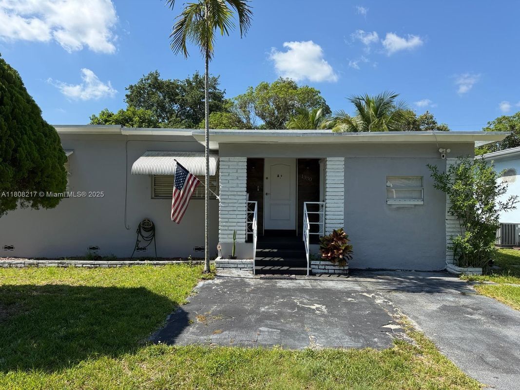 Foto principal - 1330 NE 133rd St