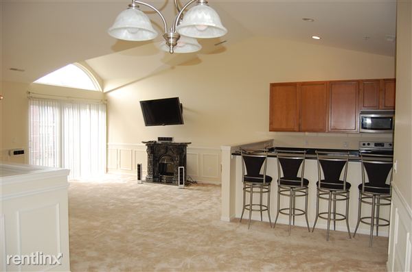 Building Photo - 210 W Oakbrook Dr