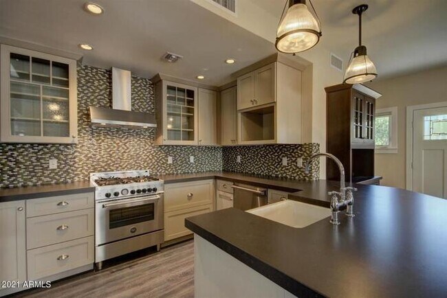 Building Photo - Beautiful unit must see!