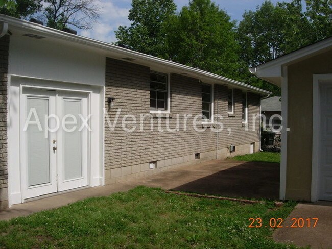 Building Photo - 3715 Plantation Dr