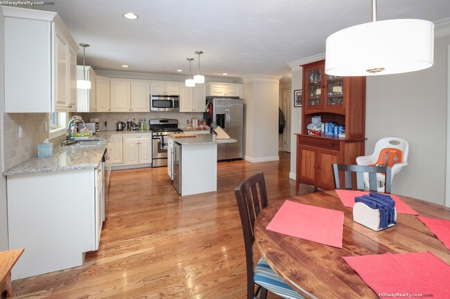 Building Photo - 5 Larch Pl