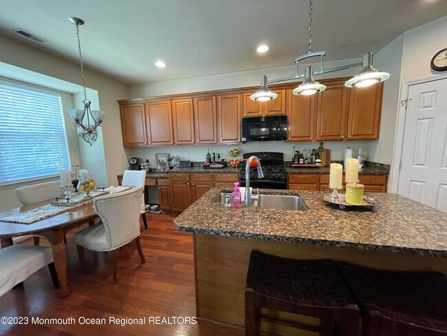 Foto del edificio - 535 Country Club Dr