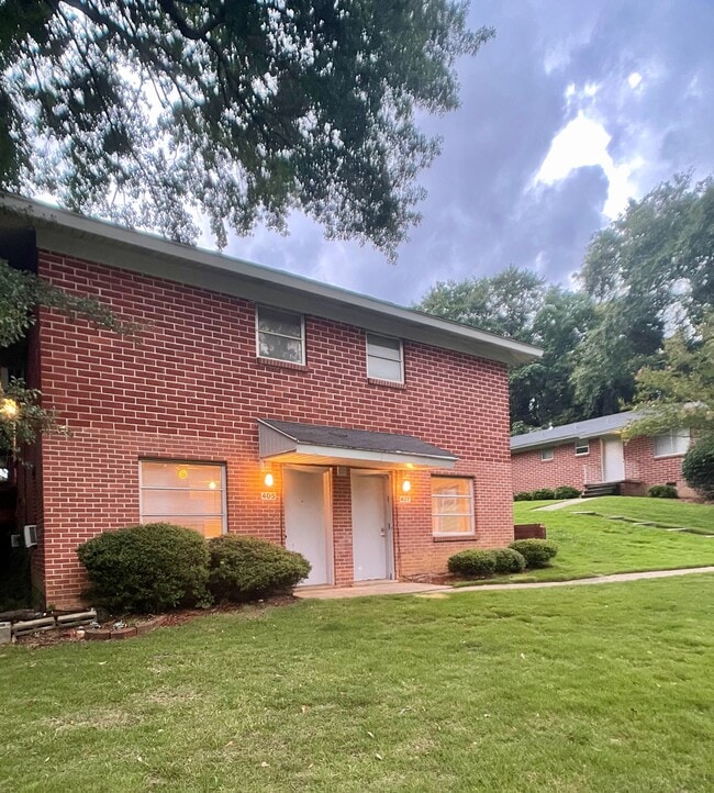 Building Photo - 405 E Thach Ave
