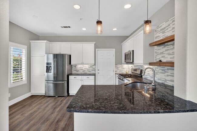 Foto del edificio - 2-Story Twin Home with Solar Panels in the Gated Community of Vista Cupertino!