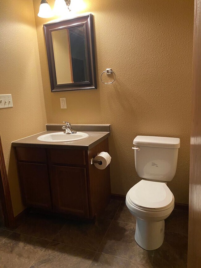 Building Photo - Beautiful, 3 bedroom Townhouse