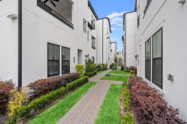 Building Photo - 2810 Grand Fountains Dr