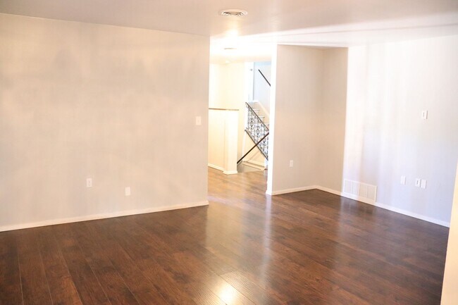 Foto del edificio - Corner Lot Split Level Home