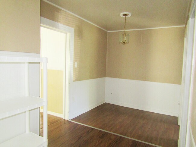 Building Photo - 212 E Johnson Ave