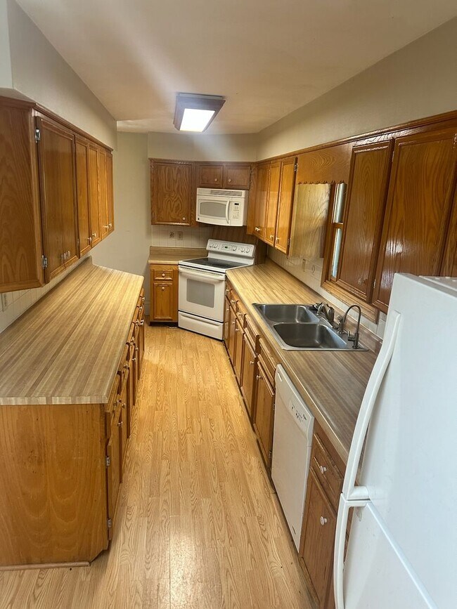 Foto del edificio - Spacious 3-Bedroom Home with Bonus Rooms i...