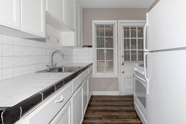 Building Photo - 100 Buccaneer Dr