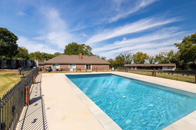Foto del edificio - Fontainebleau Apartments