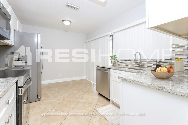 Building Photo - 9940 Spanish Isles Dr