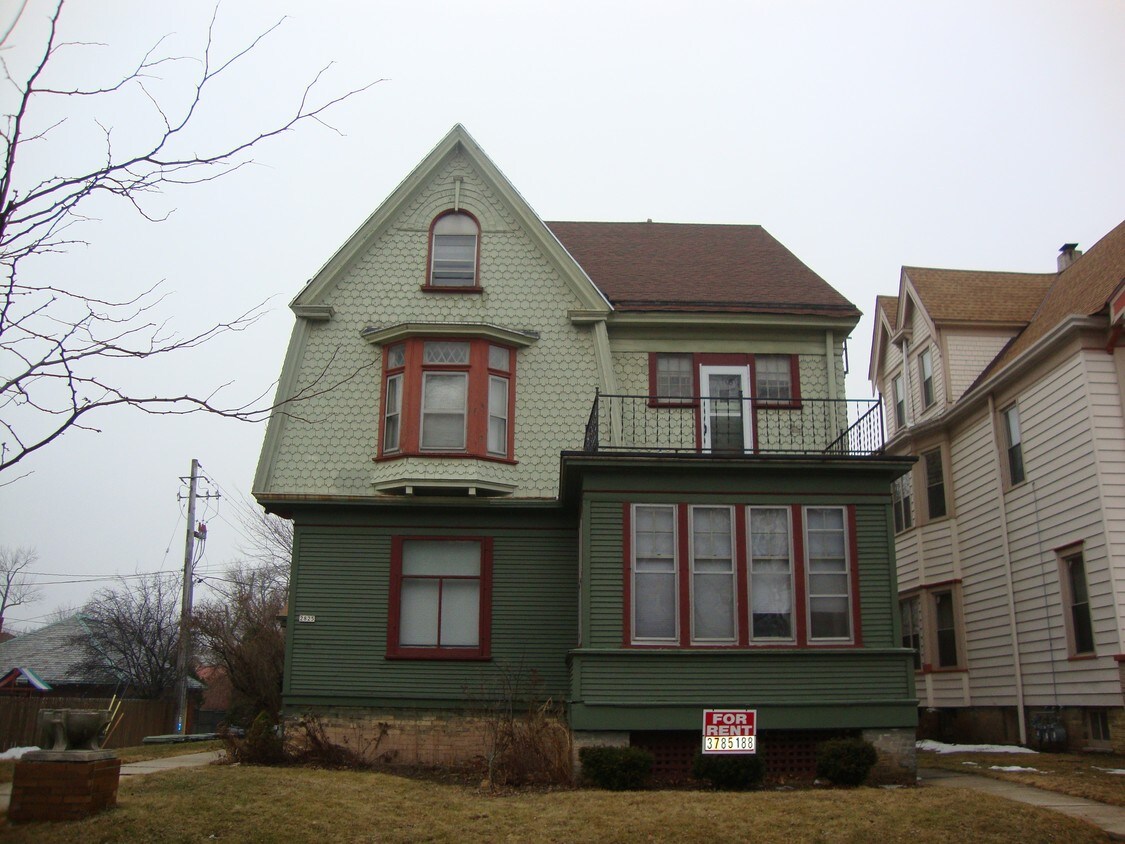 Primary Photo - 2825 N Downer Ave