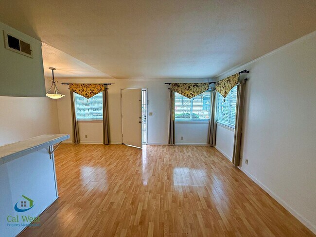 Foto del edificio - $2895 - 2 Bed/1 Bath Townhome in North San Jose-Near Lightrail