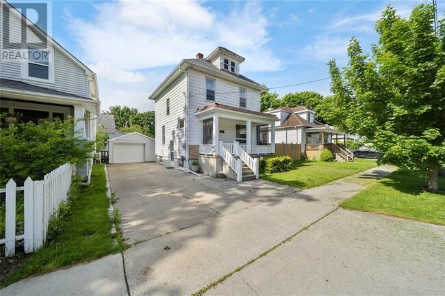 Building Photo - 361 Devine St
