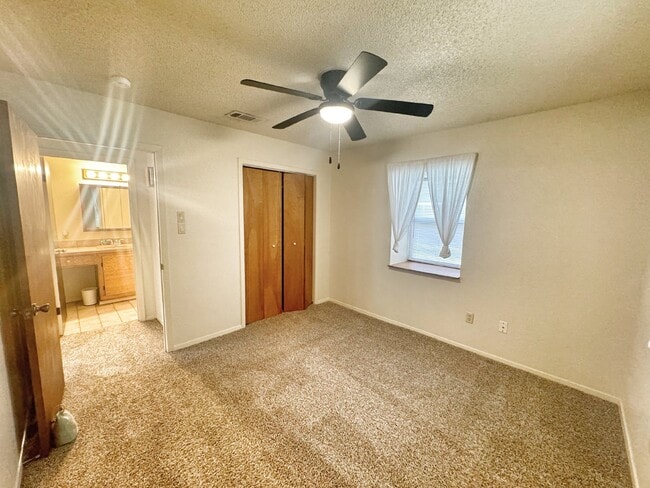 Building Photo - "Charming 2-Bedroom, 1-Bath in Horseshoe F...