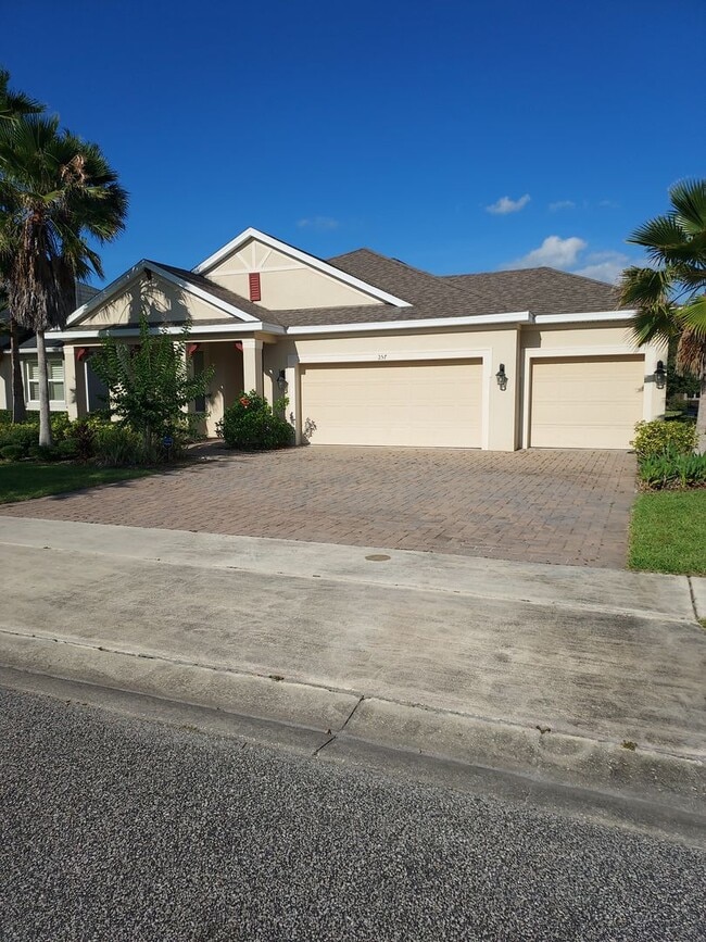 Foto del edificio - BEAUTIFUL 4 BEDROOM 3 BATH HOME IN THE BEA...