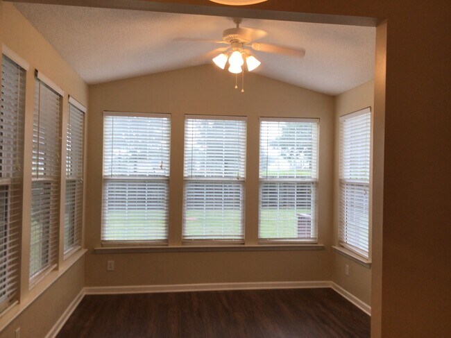 Building Photo - 6072 Parkside Circle