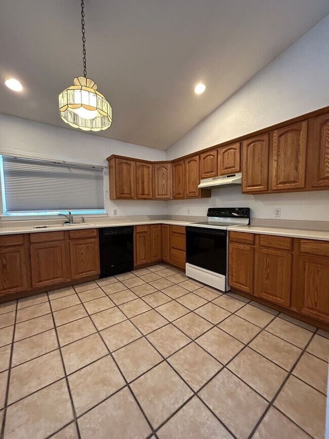 Building Photo - 5 Bed, 2.5 bath GORGEOUS DOWNTOWN VIEWS! 1...
