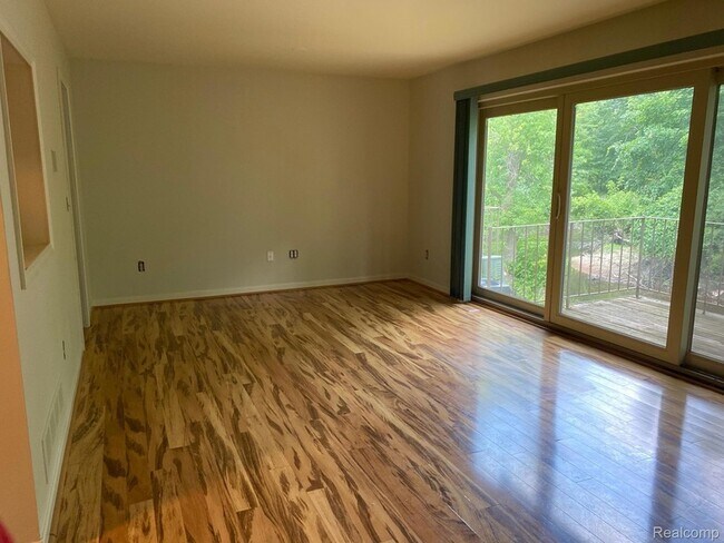 Building Photo - 629 Oakbrook W