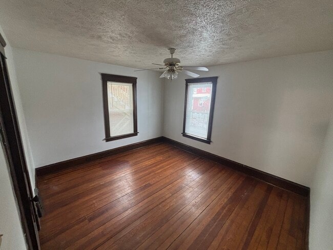 Foto del edificio - 430 Clinton Ct