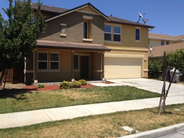 Building Photo - Los Banos, Large 2 story 5 bedroom 3 full ...