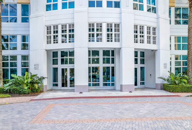 Building Photo - 400 NE Beach Dr