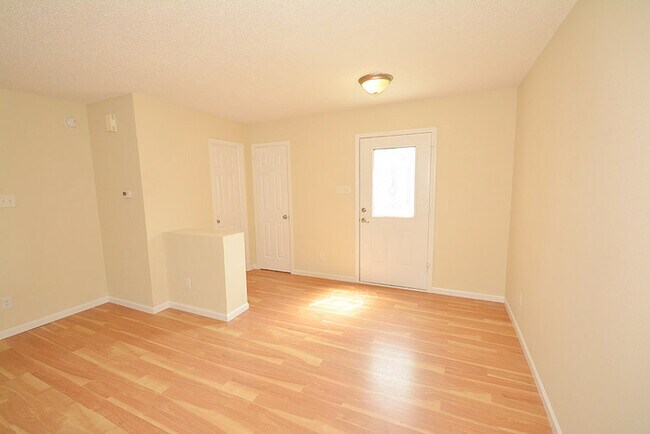 Foto del edificio - 4 bed 2.5 bath with large deck in Indy!