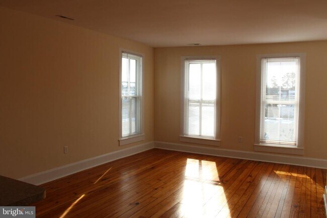 Foto del edificio - 205 Railroad Ave