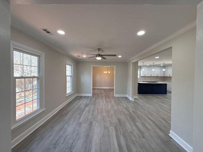 Foto del edificio - T.R. Lawing Realty Property